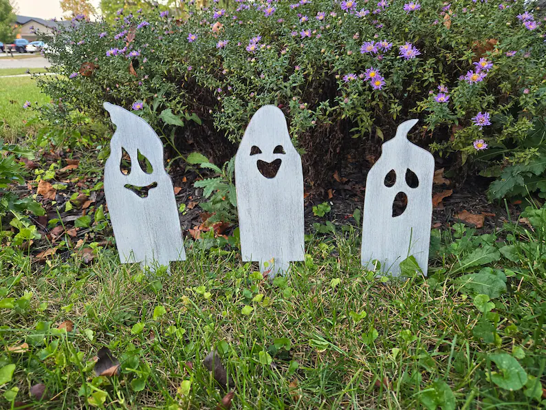 A picture showing off the three different ghost yard stakes you can make with this pattern.