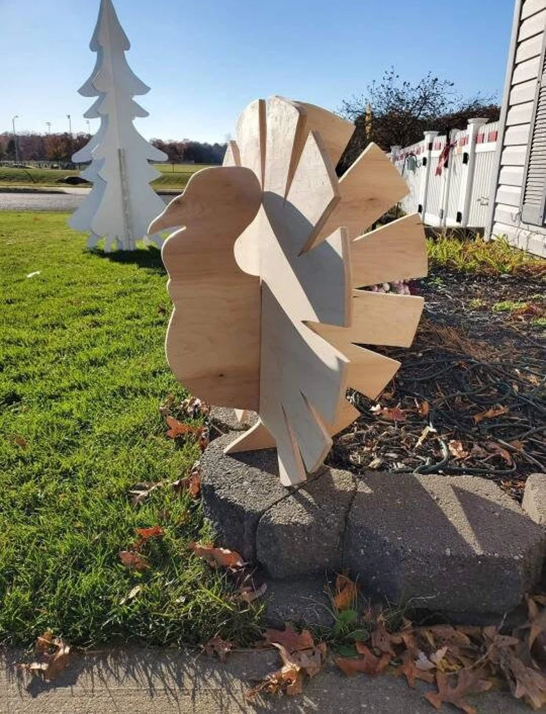A picture of a cool wooden lawn turkey you can make actually in a lawn so you get an idea of what it looks like.