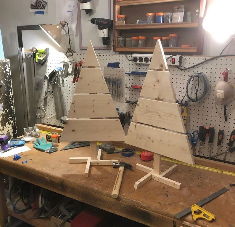Some cute mini wood Christmas trees you can learn to make.