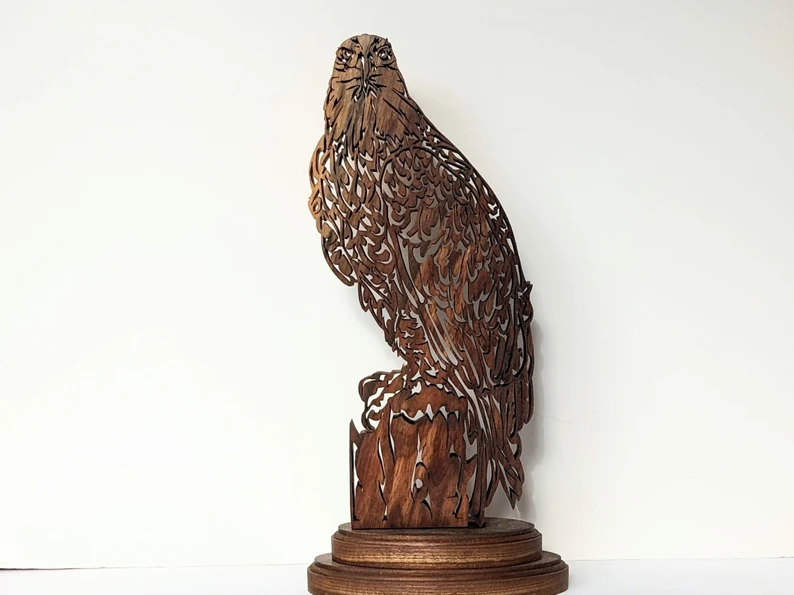 A beautiful, intricate scroll saw pattern of a bald eagle.